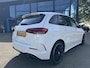 Mercedes-Benz B-klasse 250 e Business Solution AMG Limited VAN: 30.900,- VOOR: 28.877,- UW WKVOORDEEL: 2.23- | PANORAMA DAK | 360 CAMERA | SFEER VERLICHTING | ADAPTIEF CRUISE CONTROL | MEMORY OP STOEL | HEAD-UP DISPLAY | 12 MND BOVAG GARANTIE |
