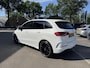 Mercedes-Benz B-klasse 250 e Business Solution AMG Limited VAN: 30.900,- VOOR: 28.877,- UW WKVOORDEEL: 2.23- | PANORAMA DAK | 360 CAMERA | SFEER VERLICHTING | ADAPTIEF CRUISE CONTROL | MEMORY OP STOEL | HEAD-UP DISPLAY | 12 MND BOVAG GARANTIE |