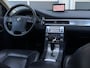 Volvo V70 2.4D Momentum Automaat | Leder | Panorama | Navigatie | Cruise | Climate | Stoelverwarming | Sensoren