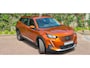 Peugeot e-2008 EV Allure Première 1 fase 50 kWh | Nappa Leder | Stoelverwarming | Camera | Warmtepomp | Orange Fusion