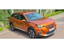 Peugeot e-2008 EV Allure Première 1 fase 50 kWh | Nappa Leder | Stoelverwarming | Camera | Warmtepomp | Orange Fusion