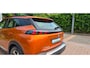 Peugeot e-2008 EV Allure Première 1 fase 50 kWh | Nappa Leder | Stoelverwarming | Camera | Warmtepomp | Orange Fusion