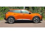 Peugeot e-2008 EV Allure Première 1 fase 50 kWh | Nappa Leder | Stoelverwarming | Camera | Warmtepomp | Orange Fusion