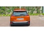 Peugeot e-2008 EV Allure Première 1 fase 50 kWh | Nappa Leder | Stoelverwarming | Camera | Warmtepomp | Orange Fusion