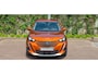 Peugeot e-2008 EV Allure Première 1 fase 50 kWh | Nappa Leder | Stoelverwarming | Camera | Warmtepomp | Orange Fusion