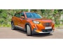Peugeot e-2008 EV Allure Première 1 fase 50 kWh | Nappa Leder | Stoelverwarming | Camera | Warmtepomp | Orange Fusion