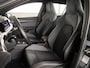 Volkswagen Golf 1.5 eTSI R-Line 130 pk Automaat (DSG) | Navigatie | Panoramadak | Trekhaak (wegklapbaar) | Parkeersensoren | R-Line |