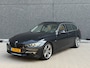 BMW 3-Serie Touring 328i High Executive (PANO, FACTUUR ONDERHOUD, ELEKT STOELEN, CAMERA, SENSOREN, STOELV V+A, HEAD-UP, VOL!!!)