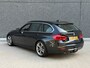 BMW 3-Serie Touring 328i High Executive (PANO, FACTUUR ONDERHOUD, ELEKT STOELEN, CAMERA, SENSOREN, STOELV V+A, HEAD-UP, VOL!!!)