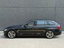 BMW 3-Serie Touring 328i High Executive (PANO, FACTUUR ONDERHOUD, ELEKT STOELEN, CAMERA, SENSOREN, STOELV V+A, HEAD-UP, VOL!!!)