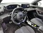 Peugeot e-2008 SUV EV GT Avantage 54 kWh 156pk | 403km WLTP Actieradius | Navigatie | Camera v+a | Full Led koplampen | Parkeersensoren v+a | Keyless | Cruise Control | Dodehoeksensor | Sportstoelen leder/stof | Sfeerverlichting | DAB+ radio | Draadloze Apple Carplay / Android Auto | Donker getint glas | 17" lichtmetalen velgen |
