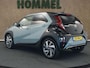 Toyota Aygo X 1.0 VVT-i S-CVT Envy - ORIGINEEL NEDERLANDE AUTO - ACHTERUITRIJCAMERA - AUTOMATISCHE AIRCO - APPLE CARPLAY/ANDROID AUTO - NAVIGATIESYSTEEM FULL MAP - ADAPTIEVE CRUISE CONTROL - RIJSTROOKSENSOR MET CORRECTIE - VERKEERSBORDDETECTIE - LED KOPLAMPEN - GROOTLICHTASSISTENT - DRAADLOZE TELEFOONLADER - PARKEERSENSOREN VOOR EN ACHTER - LICHTMETALEN VELGEN 18" - EXTRA GETINT GLAS - TWO-TONE LAK MET ZWART DAK