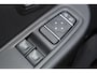Renault Clio Estate 0.9-90pk TCe Zen. Nette en praktische Renault Clio Estate voor nog jaren comfortabel rijplezier. Airco, cruise control, navigatie, telefoonvoorb., trekhaak, elektr. ramen, centr. vergr. etc.