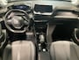 Peugeot 2008 1.2 PureTech Allure Pack Trekhaak | Stoelverwarming | Camera | Carplay | 17" Lichtmetaal | Leder/Stof | LED | Achteruitrijcamera | Airco (automatisch) | Apple Carplay/Android Auto|telefoonintegratie premium