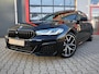 BMW 5-Serie Touring 530e M-Sport High Executive | Pano | Luchtvering | Harmon Kardon | Camera | Laser Led | Head-Up | Leder | Carplay | Stoelverwarming | 19'' | ACC | Keyless | Ambient+ | Digital Dash | Automaat | Trekhaak | Electric Seats