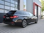 BMW 5-Serie Touring 530e M-Sport High Executive | Pano | Luchtvering | Harmon Kardon | Camera | Laser Led | Head-Up | Leder | Carplay | Stoelverwarming | 19'' | ACC | Keyless | Ambient+ | Digital Dash | Automaat | Trekhaak | Electric Seats