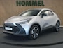 Toyota C-HR / C-HR+ 1.8 Hybrid 140 Dynamic - ACHTERUITRIJCAMERA - AUTOMATISCHE AIRCO - APPLE CARPLAY/ANDROID AUTO - ADAPTIEVE CRUISE CONTROL MET STUURHULP - DODEHOEKDETECTIE - VERKEERSBORDDETECTIE - LED KOPLAMPEN - GROOTLICHTASSISTENT - KEYLESS ENTRY/START - VOLLEDIG DIGITAAL INSTRUMENTENPANEEL - PARKEERSENSOREN VOOR EN ACHTER - LICHTMETALEN VELGEN 18" - EXTRA GETINT GLAS - DAB ONTVANGER - REGENSENSOR - VERMOEIDHEIDSHERKENNING -