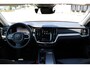 Volvo V60 B4 Plus Bright | Trekhaak | All-Season Banden | Harman/Kardon Premium Geluidssysteem | Adaptieve Cruise Control | Pilot Assist | Elektrische Achterklep | Keyless Entry | Stuurverwarming | Stoelverwarming Voor- en Achter | Lichtmetalen Velgen