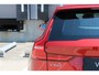 Volvo V60 B4 Plus Bright | Trekhaak | All-Season Banden | Harman/Kardon Premium Geluidssysteem | Adaptieve Cruise Control | Pilot Assist | Elektrische Achterklep | Keyless Entry | Stuurverwarming | Stoelverwarming Voor- en Achter | Lichtmetalen Velgen