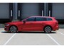 Volvo V60 B4 Plus Bright | Trekhaak | All-Season Banden | Harman/Kardon Premium Geluidssysteem | Adaptieve Cruise Control | Pilot Assist | Elektrische Achterklep | Keyless Entry | Stuurverwarming | Stoelverwarming Voor- en Achter | Lichtmetalen Velgen