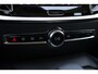 Volvo V60 B4 Plus Bright | Trekhaak | All-Season Banden | Harman/Kardon Premium Geluidssysteem | Adaptieve Cruise Control | Pilot Assist | Elektrische Achterklep | Keyless Entry | Stuurverwarming | Stoelverwarming Voor- en Achter | Lichtmetalen Velgen
