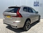 Volvo XC60 2.0 T6 Plug-in hybrid AWD Ultra Dark Luchtvering Bowers en Wilkins Audio Nappa Leder Massagestoelen Stoelventilatie 21 Inch Velgen 360 Camera Elektrische comfortstoelen Apple Carplay Android Auto Stuurverwarming Vol Opties Nieuwe Auto ! Incl. BTW