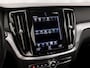 Volvo V60 2.0 B3 Sport 177Pk Automaat (APPLE CARPLAY, GROOT NAVI, PARKEERSENSOREN, GETINT GLAS, SPORTSTOELEN, DAKRAILS ZWART, LED KOPLAMPEN, NIEUWE APK, NIEUWSTAAT)