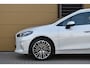 BMW 2-Serie Active Tourer 220i * Panoramadak * Sportstoel * Stoelmemory * Trekhaak *
