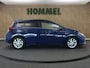Toyota Auris 1.8 Hybrid Trend - ORIGINEEL NEDERLANDSE AUTO - ACHTERUITRIJCAMERA - AUTOMATISCHE CLIMATE CONTROL - NAVIGATIESYSTEEM FULL MAP - PANORAMADAK - CRUISE CONTROL - RIJSTROOKSENSOR - VERKEERSBORDDETECTIE - GROOTLICHTASSISTENT - DAB ONTVANGER - LICHTMETALEN VELGEN 16" - EXTRA GETINT GLAS - LED ACHTERLICHTEN