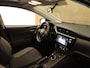 Toyota Auris 1.8 Hybrid Trend - ORIGINEEL NEDERLANDSE AUTO - ACHTERUITRIJCAMERA - AUTOMATISCHE CLIMATE CONTROL - NAVIGATIESYSTEEM FULL MAP - PANORAMADAK - CRUISE CONTROL - RIJSTROOKSENSOR - VERKEERSBORDDETECTIE - GROOTLICHTASSISTENT - DAB ONTVANGER - LICHTMETALEN VELGEN 16" - EXTRA GETINT GLAS - LED ACHTERLICHTEN