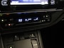 Toyota Auris 1.8 Hybrid Trend - ORIGINEEL NEDERLANDSE AUTO - ACHTERUITRIJCAMERA - AUTOMATISCHE CLIMATE CONTROL - NAVIGATIESYSTEEM FULL MAP - PANORAMADAK - CRUISE CONTROL - RIJSTROOKSENSOR - VERKEERSBORDDETECTIE - GROOTLICHTASSISTENT - DAB ONTVANGER - LICHTMETALEN VELGEN 16" - EXTRA GETINT GLAS - LED ACHTERLICHTEN