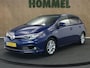 Toyota Auris 1.8 Hybrid Trend - ORIGINEEL NEDERLANDSE AUTO - ACHTERUITRIJCAMERA - AUTOMATISCHE CLIMATE CONTROL - NAVIGATIESYSTEEM FULL MAP - PANORAMADAK - CRUISE CONTROL - RIJSTROOKSENSOR - VERKEERSBORDDETECTIE - GROOTLICHTASSISTENT - DAB ONTVANGER - LICHTMETALEN VELGEN 16" - EXTRA GETINT GLAS - LED ACHTERLICHTEN