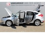 Ford Focus 1.0-125pk Titanium. Uiterst nette Ford Focus, slechts 54.000km ! Autm. airco dual, trekhaak, cruise control, navigatie, telefoonnvoorb., metallic lak, LM wielen, camera, parkeersensoren v+a, parkeerassistent etc.