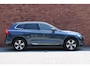 Volvo XC60 2.0 T6 Plug-in hybrid AWD Essential Bright | Stoel-/ stuurwielverwarming | Trekhaak, inklapbaar | Adaptieve Cruise control | Pilot Assist | Verwarmde achterbank | Parkeersensoren voor + achter | 19 inch. lichtmetalen velgen | All-season banden | Achteruitrijcamera | BLIS | Apple carplay/ Android auto
