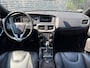 Volvo V40 Cross Country 2.0 T4 AWD Summum | Trekhaak | Navigatie | High Performance Audio | All-Season banden | Achteruitrijcamera | Parkeersensoren | Panoramadak | LED Koplampen | Lederen Bekleding | Stoelverwarming