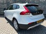 Volvo V40 Cross Country 2.0 T4 AWD Summum | Trekhaak | Navigatie | High Performance Audio | All-Season banden | Achteruitrijcamera | Parkeersensoren | Panoramadak | LED Koplampen | Lederen Bekleding | Stoelverwarming