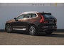 Volvo XC60 T8 390PK Automaat Recharge AWD Inscription / Head up display / Leer dashboard / Trekhaak / BLIS / Adaptieve cruise control / Panoramadak / Apple carplay / Parkeersensoren met camera / Elektrische achterklep / Elektrische stoelen met geheugen / Stoel en stuurwielverwarming