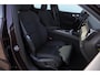 Volvo XC60 T6 350PK Automaat AWD Plus Dark / Trekhaak / BLIS / Adaptieve cruise control / Panoramadak / Apple carplay / Parkeersensoren met camera / Elektrische achterklep / Elektrische stoelen met geheugen / Stoel en stuurwielverwarming