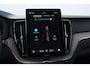 Volvo XC60 T6 350PK Automaat AWD Plus Dark / Trekhaak / BLIS / Adaptieve cruise control / Panoramadak / Apple carplay / Parkeersensoren met camera / Elektrische achterklep / Elektrische stoelen met geheugen / Stoel en stuurwielverwarming