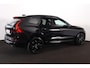 Volvo XC60 T6 Recharge AWD Plus Black Edition - IntelliSafe Assist & Surround - 360º Camera - Harman/Kardon audio - Adaptieve LED koplampen - Verwarmde voorstoelen, stuur & achterbank - Parkeersensoren voor & achter - Elektr. bedienb. voorstoelen met geheugen - Draadloze tel. lader - Extra getint glas - 21' LMV