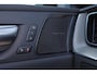 Volvo XC60 T6 Recharge AWD Plus Black Edition - IntelliSafe Assist & Surround - 360º Camera - Harman/Kardon audio - Adaptieve LED koplampen - Verwarmde voorstoelen, stuur & achterbank - Parkeersensoren voor & achter - Elektr. bedienb. voorstoelen met geheugen - Draadloze tel. lader - Extra getint glas - 21' LMV
