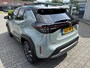 Toyota Yaris Cross 1.5 Hybrid 130 LAUNCH EDITION NL-AUTO 1E-EIG PANODAK 360° CAMERA STOEL/STUURVERW HEAD-UP 4S-BANDEN EL-ACHTERKLEP NAVI PARK-SENSOREN APPLE/ANDROID