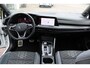 Volkswagen Golf 1.5 eTSI 150pk R-Line DSG Automaat Black Style / Panoramadak / Zwenkbare Trekhaak / Camera / App-Connect / Stuur & Stoelverwarming / 18" LMV