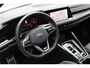 Volkswagen Golf 1.5 eTSI 150pk R-Line DSG Automaat Black Style / Panoramadak / Zwenkbare Trekhaak / Camera / App-Connect / Stuur & Stoelverwarming / 18" LMV