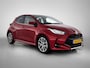 Toyota Yaris 1.5 Hybrid Executive | Lichte kleur interieur | Head-Up Display | Dodehoek detectie | Parkeersensoren Voor+Achter | Stoel+stuurverwarming | Navigatie | Apple CarPlay/Android auto | Cruise Control Adaptive |