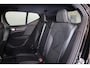 Volvo XC40 T4 Recharge R-Design Expression - IntelliSafe Assist & Surround - Harman/Kardon audio - Adaptieve LED koplampen - Parkeercamera achter - Verwarmde voorstoelen & stuur - Parkeersensoren voor & achter - Draadloze tel. lader - Extra getint glas - 19' LMV