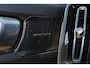 Volvo XC40 T4 Recharge R-Design Expression - IntelliSafe Assist & Surround - Harman/Kardon audio - Adaptieve LED koplampen - Parkeercamera achter - Verwarmde voorstoelen & stuur - Parkeersensoren voor & achter - Draadloze tel. lader - Extra getint glas - 19' LMV