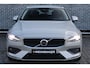 Volvo V60 2.0 T4 Momentum Pro | Trekhaak | Lederen bekleding | Adaptieve Cruise Control | Standkachel | Stoel- en stuurverwarming | Actieve LED koplampen | Sportstoelen | Verwarmbare achterbank | Dode hoek detectie BLIS | Navigatie | Achteruitrijcamera | Parkeersensoren voor + achter | Verwarmbare voorruit | 19 inch velgen | LED mistlampen | Apple Carplay / Android Auto |