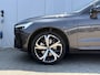 Volvo XC60 T8 Plug-in hybrid AWD Ultra Dark | Panoramadak | Harman Kardon | Luchtvering | 21 inch lichtmetalen velgen | Elektrisch verstel- en verwarmbare voorstoelen | Getint glas | Alarm klasse 3 | Google Maps & Infotainment