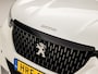 Peugeot 2008 1.2 PureTech GT-Line Automaat (APPLE CARPLAY, GROOT NAVI, 360 CAMERA, LEDER, SPORTSTOELEN, GETINT GLAS, CRUISE, LANE ASSIST, NIEUWSTAAT)